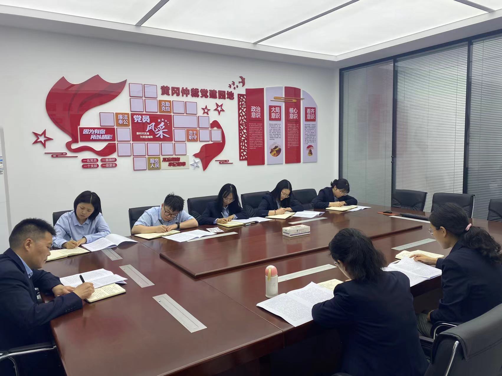 八项规定领航清廉建设 时代楷模彰显社会担当      ——仲裁委办公室政治理论学习